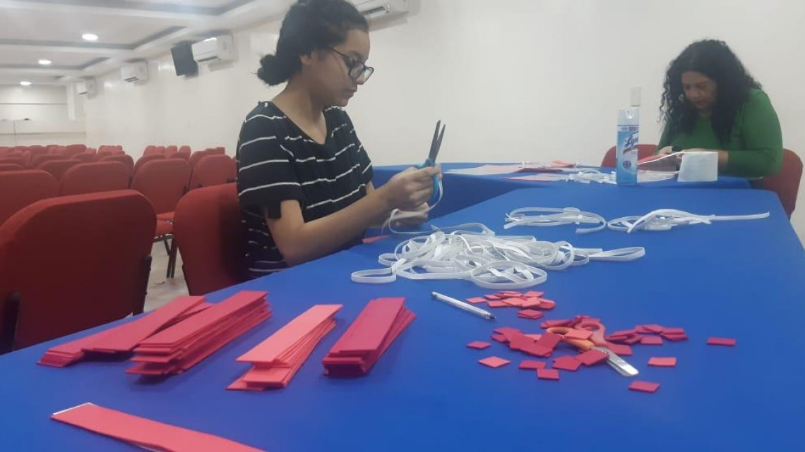 Cristianos elaboran y donan mascarillas a personal médico