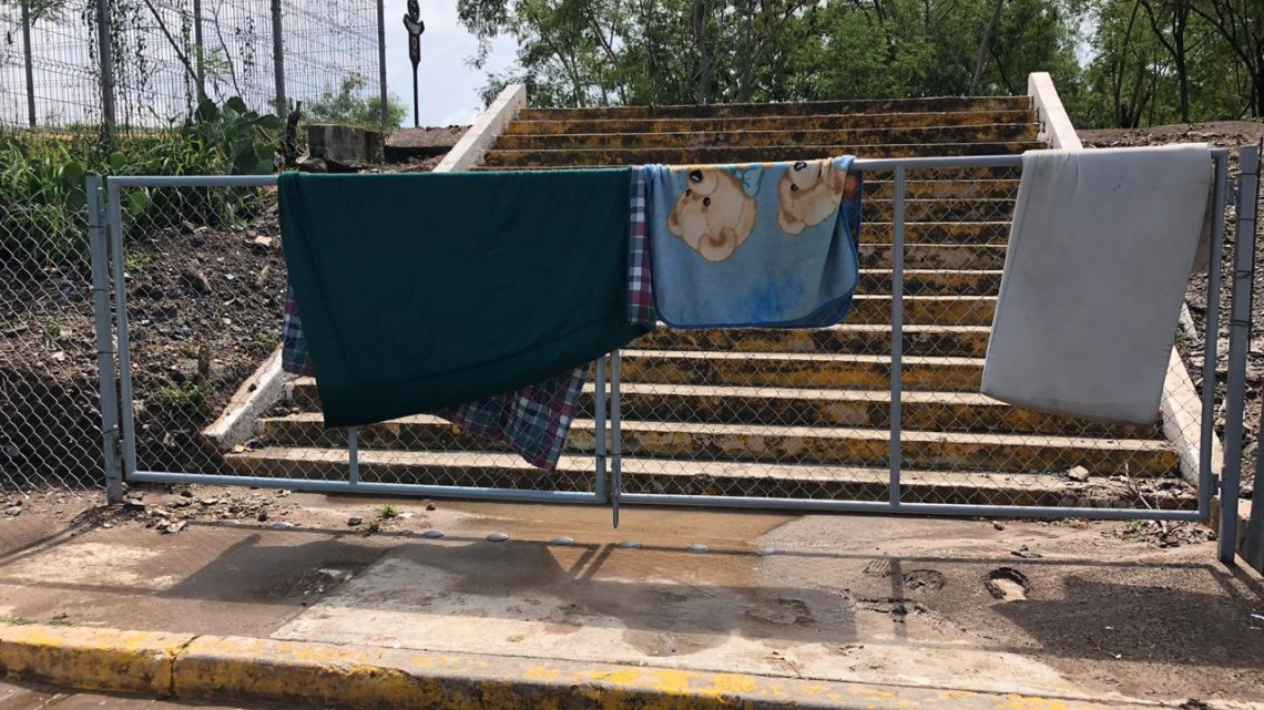 Piden a migrantes retirarse de la explanada del puente internacional 