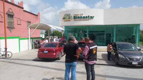 Apoyan a adultos mayores para retirar pago del programa "65 y más"