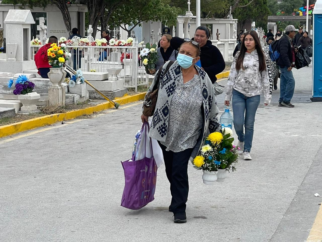 Familia asisten a visitar a sus fieles difuntos