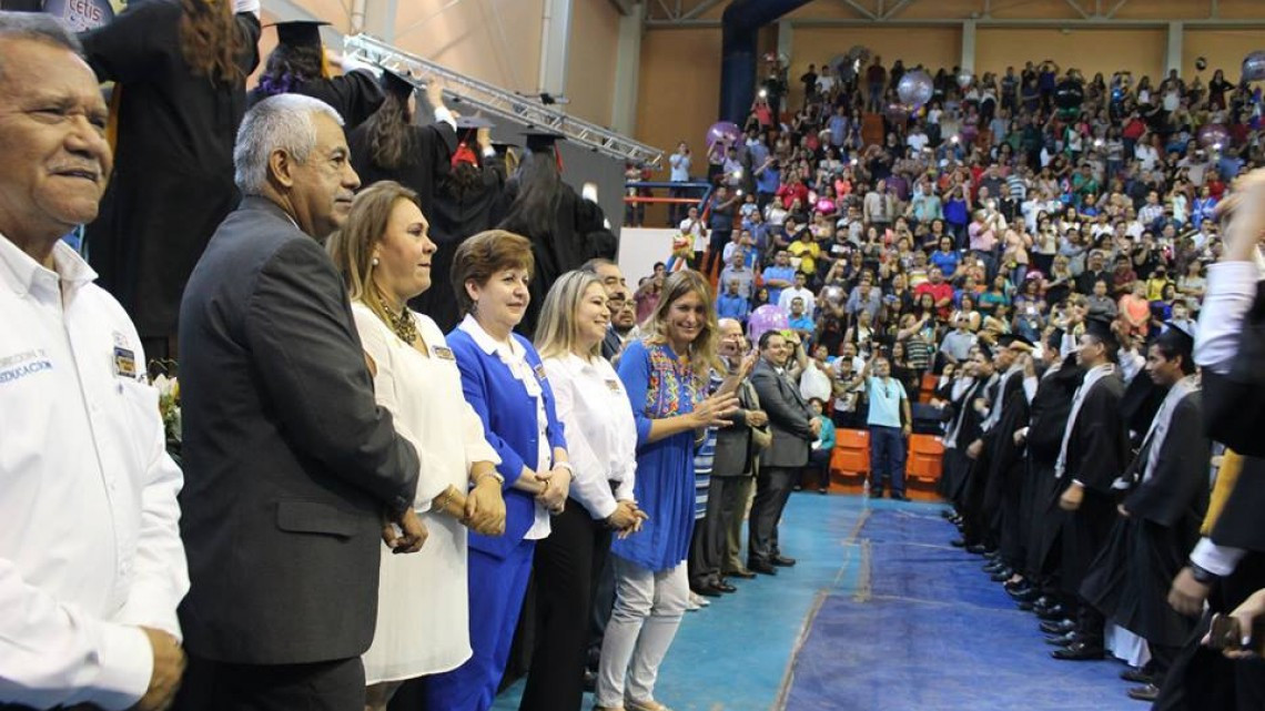 Maki felicita a graduados de CETIS No. 71