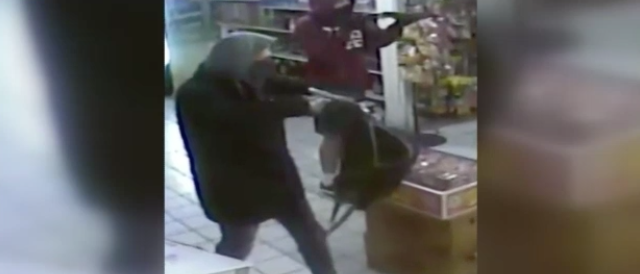 Arrestan a tres hombres por robo a mano armada 