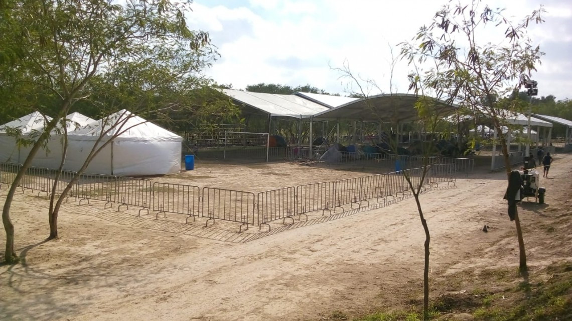 Migrantes se niegan a moverse de la plaza del puente Nuevo 