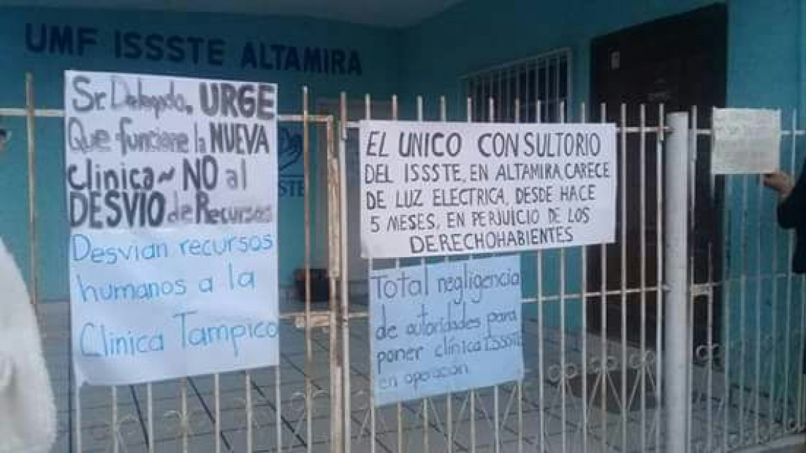 Colocan cartulinas fuera del ISSSTE, exigen mejor servicio