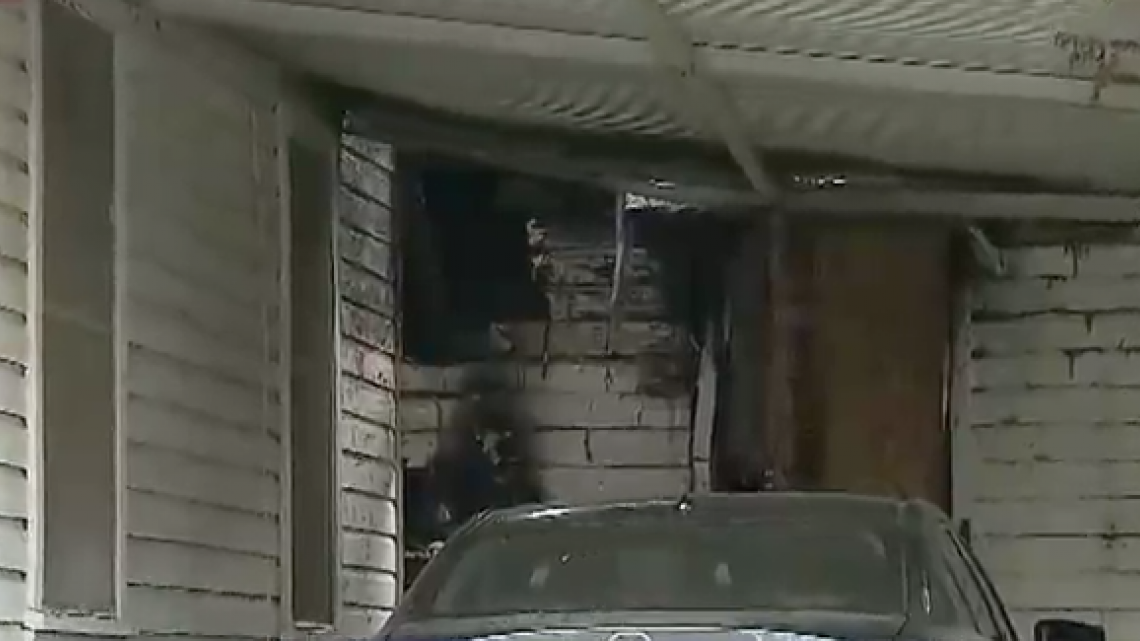 Mujer de la tercera edad es rescatada de su casa en llamas en Fort Worth