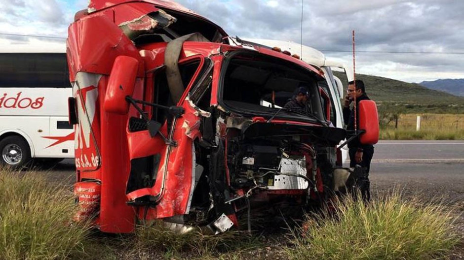 Tráiler con 20 migrantes sufre volcadura en Chihuaha