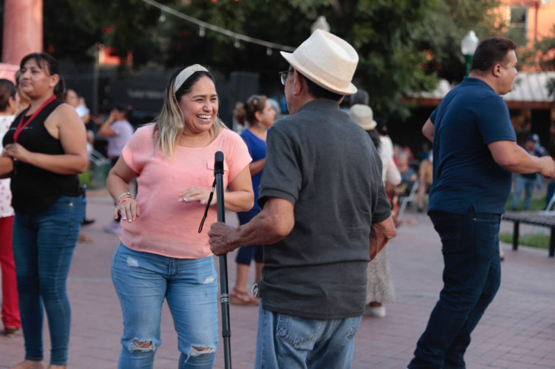 Disfruta neolaredenses de tardes de danzón