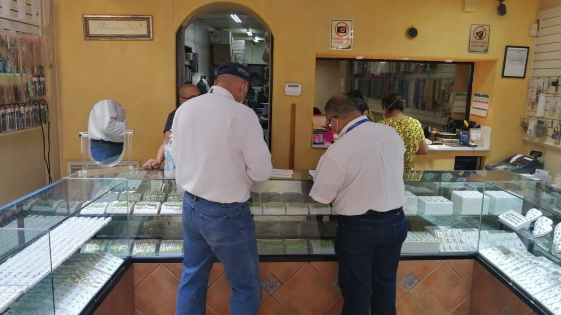 Esenciales o no, negocios de la zona peatonal de Matamoros reabren sus negocios