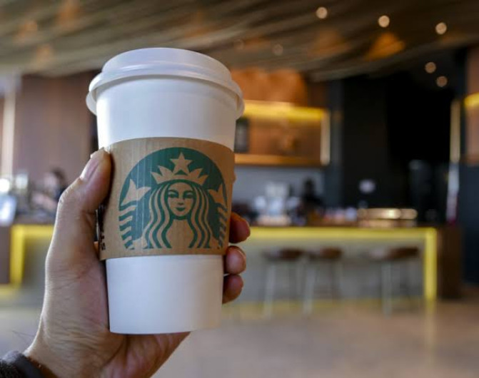 Starbucks se despide de cubrebocas en Estados Unidos