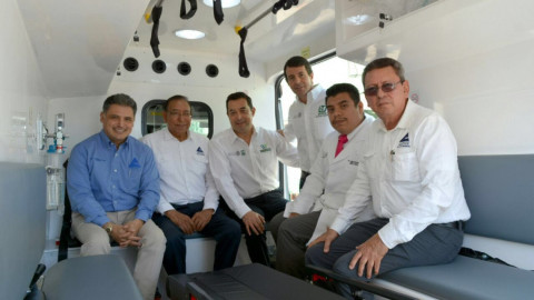 Entrega delegado del IMSS ambulancia a Cámara de comercio de valle hermoso