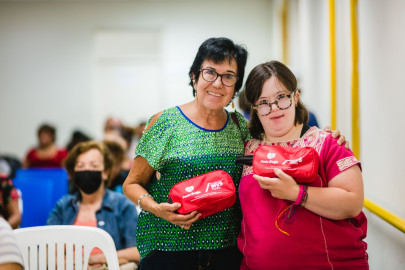 Agradecen ciudadanos entrega de aparatos auditivos