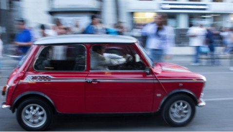 Estafa comprando autos con cheques falsos