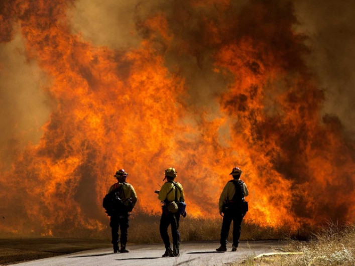 Desalojan a miles ante alerta por incendio en California