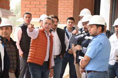 Funcionarios del Estado y Chucho Nader supervisan nuevo mercado municipal
