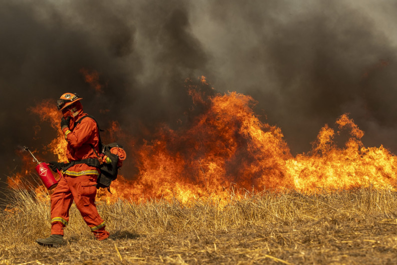 Alerta máxima tras 10 incendios forestales activos en California