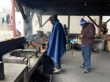 Piden migrantes ropa para enfrentar frío extremo