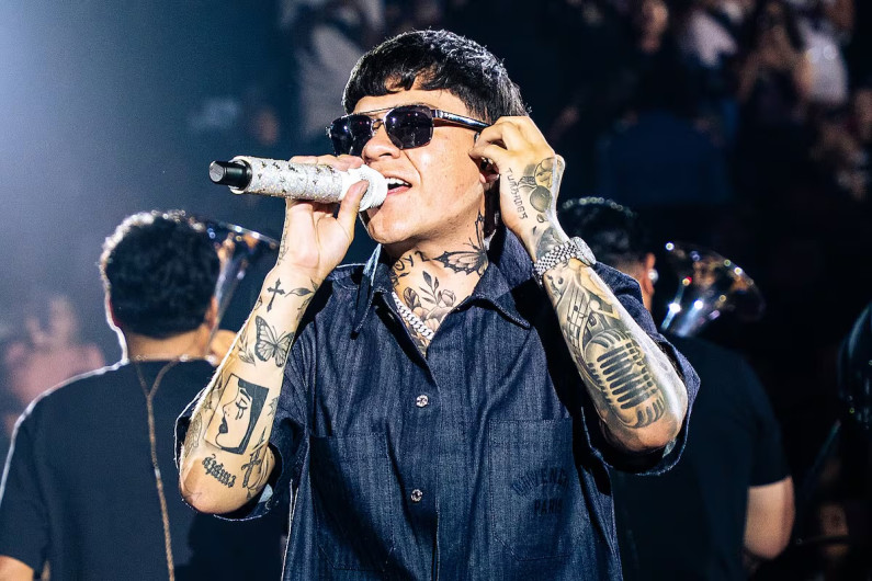 Junior H comparece ante autoridades de Jalisco por presunta apología del delito