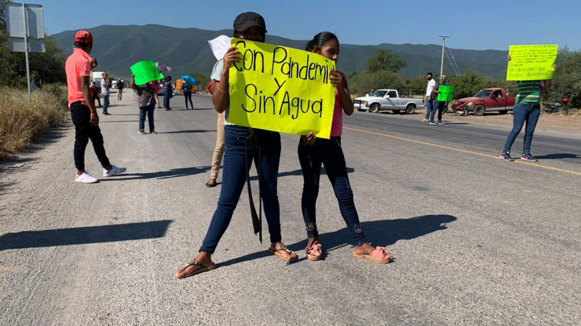 Colonos bloquean carretera Rumbo Nuevo por falta de agua potable