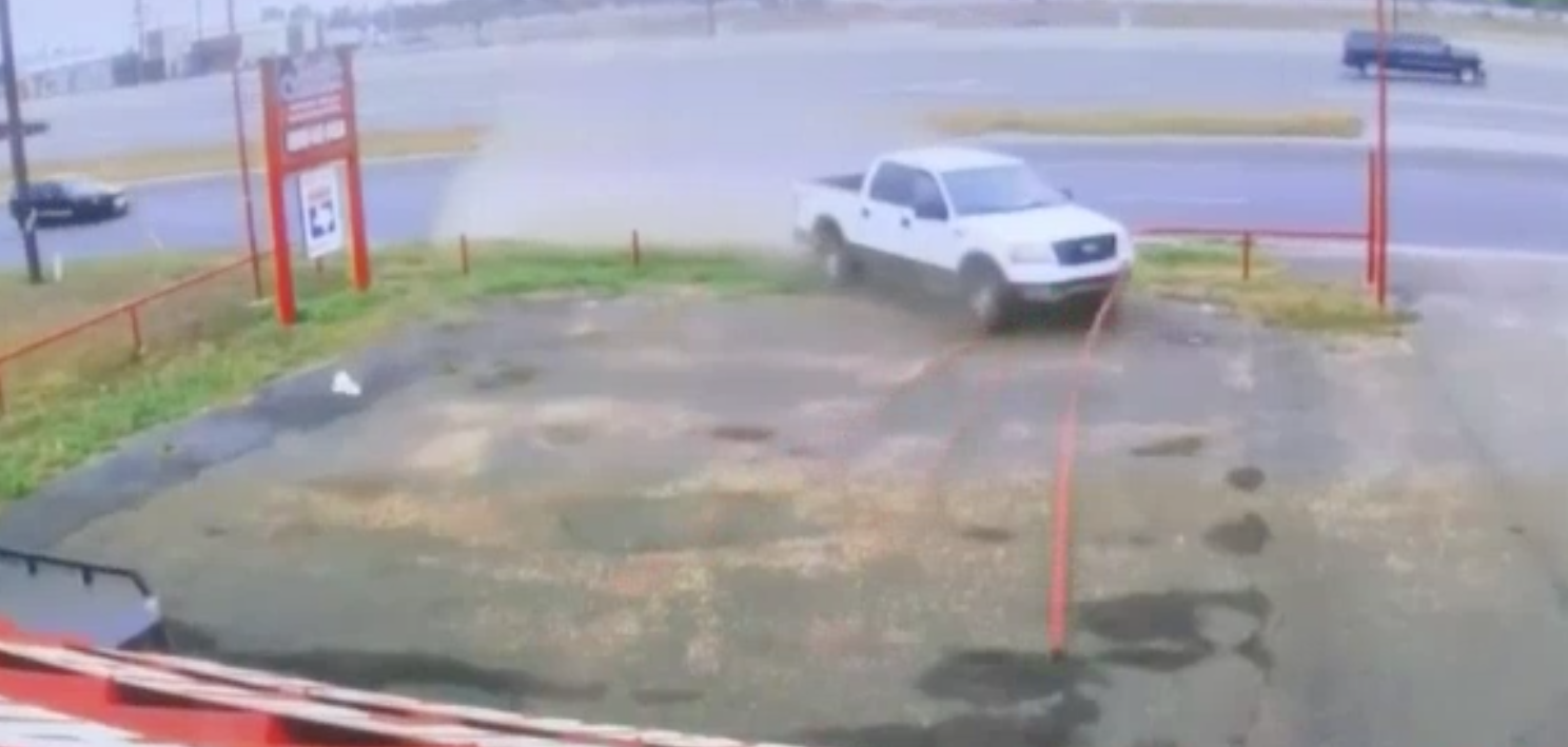 Conductora pierde control de su vehículo en Harlingen