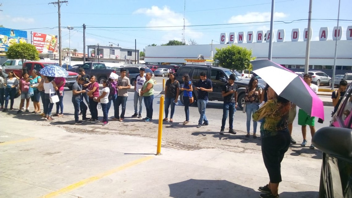 Bajo los rayos del sol y una sensación de 42 centígrados jóvenes esperan por su beca