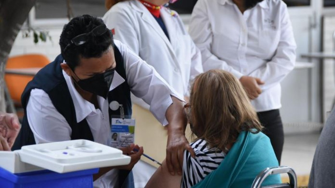 Adultos mayores celebran inicio de vacunación en Victoria