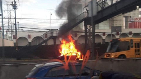 Se incendia auto en la carretera México-Toluca