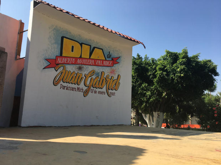 Recuerdan a Juan Gabriel con misa y muestra fotográfica en Parácuaro