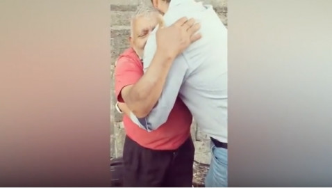 Se echa a llorar al vender toda su mercancía 