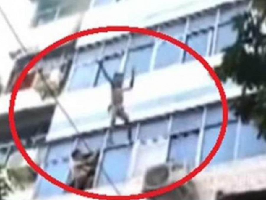 Lanza a sus hijos por la ventana para salvarles la vida