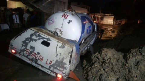 Cae pipa cargada de gas en socavón 