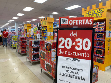 Compran regalos navideños en el Buen Fin