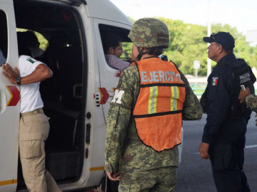 Investigan muerte de migrante en auto del INAMI