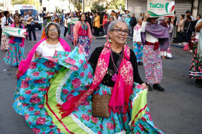 Adultos mayores del DIF llenan de orgullo y tradición el desfile de la Revolución Mexicana 