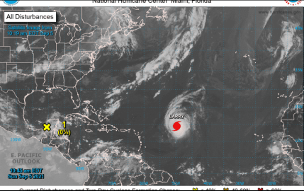 Huracán "Larry" amenaza a costas de EU y Canadá