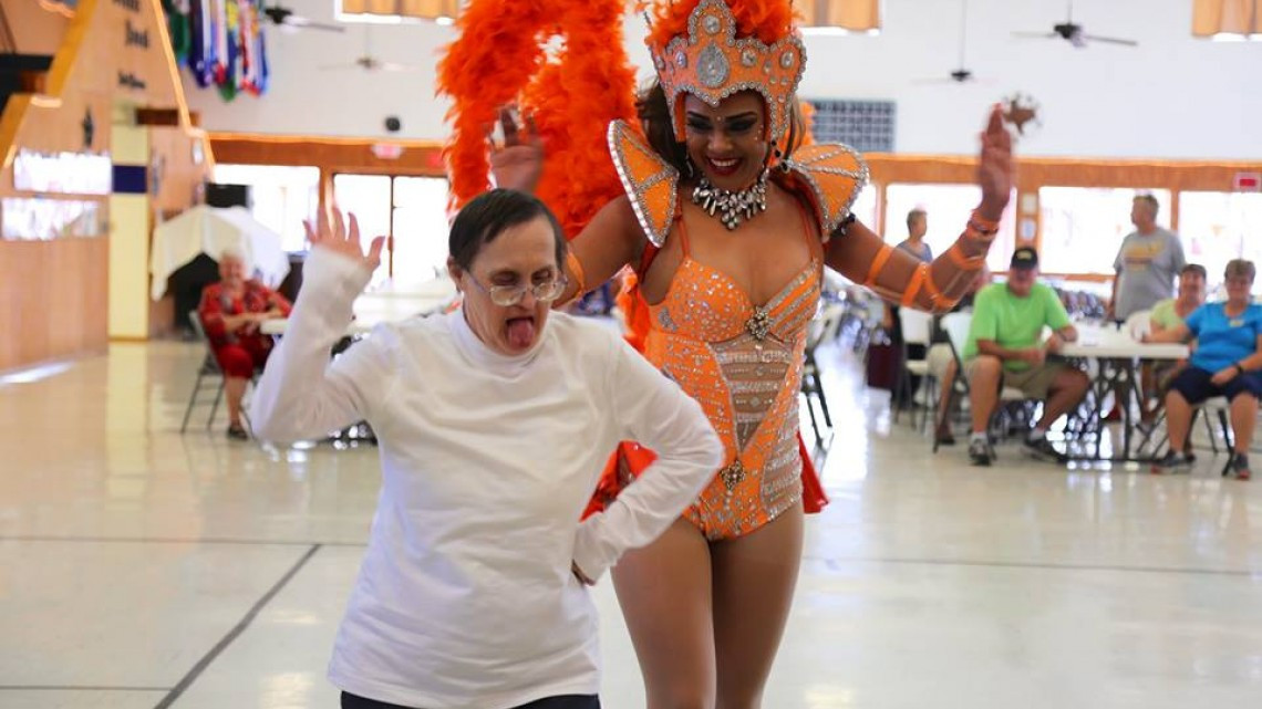 “Winter Texans” reciben con alegría la fiesta del “Carnaval Playa Miramar”