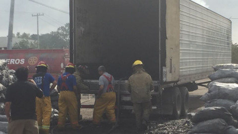 "No se hará la carnita asada", se incendia camión con carbón