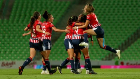 Chivas vence 3-1 a Santos y es líder de grupo en Liga MX Femenil