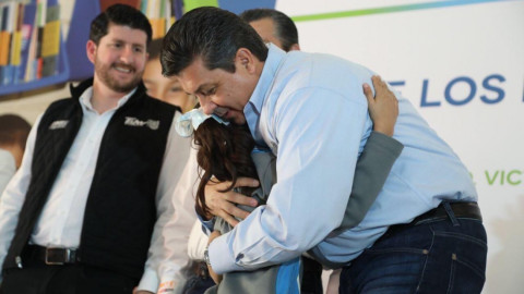 FGCV entrega becas en la zona centro del estado