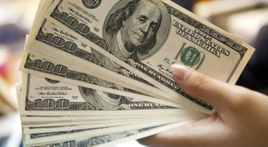 Dólar a la venta en 18.97 pesos en el AICM