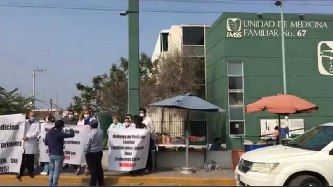 Personal médico del IMSS protesta por no ser vacunados contra el COVID-19 