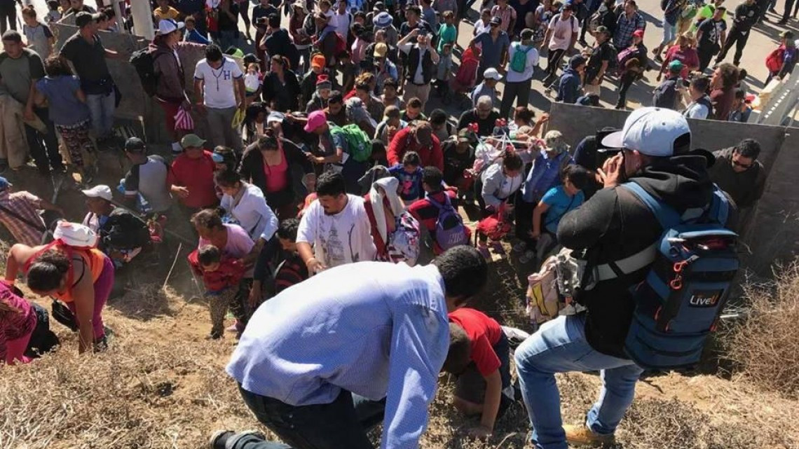Disputan en frontera por caravana de migrante