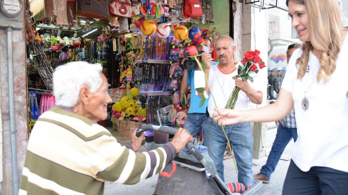 Alcaldesa felicita a las mamás y entrega obsequios