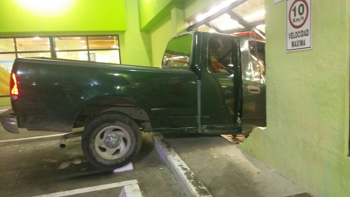 Camioneta se mete a tienda de autoservicio