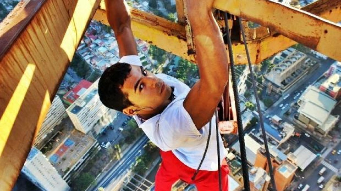 Este venezolano desafía la ley y las alturas