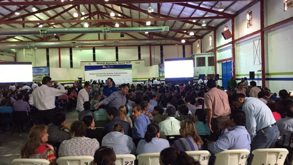 Se reúne Héctor Escobar con maestros de secundarias 