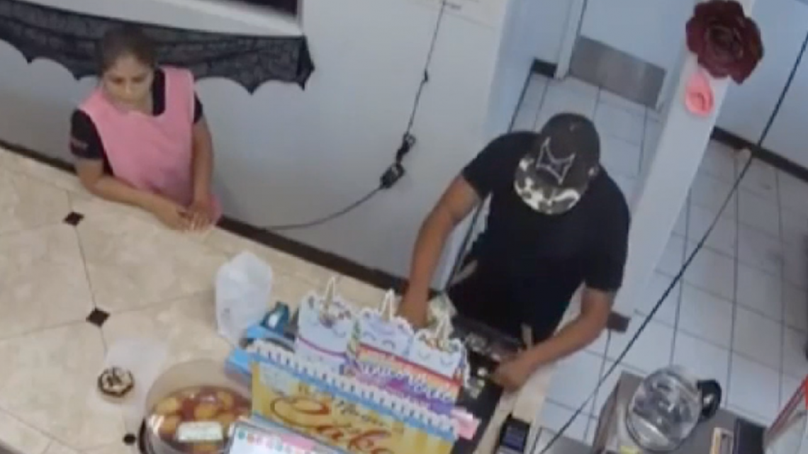 Armado con un cuchillo, delincuente entró a robar a una panadería en Elsa 