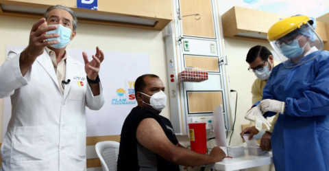 Piden salida de Ministro de Salud de Ecuador por vacunar contra el COVID-19 a su familia