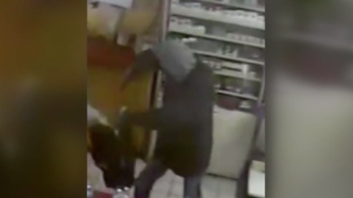 Arrestan a tres hombres por robo a mano armada 