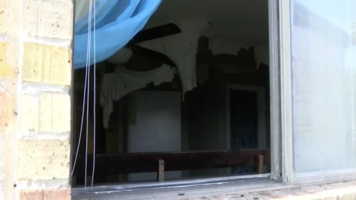 Incendio en departamentos desplaza a residentes