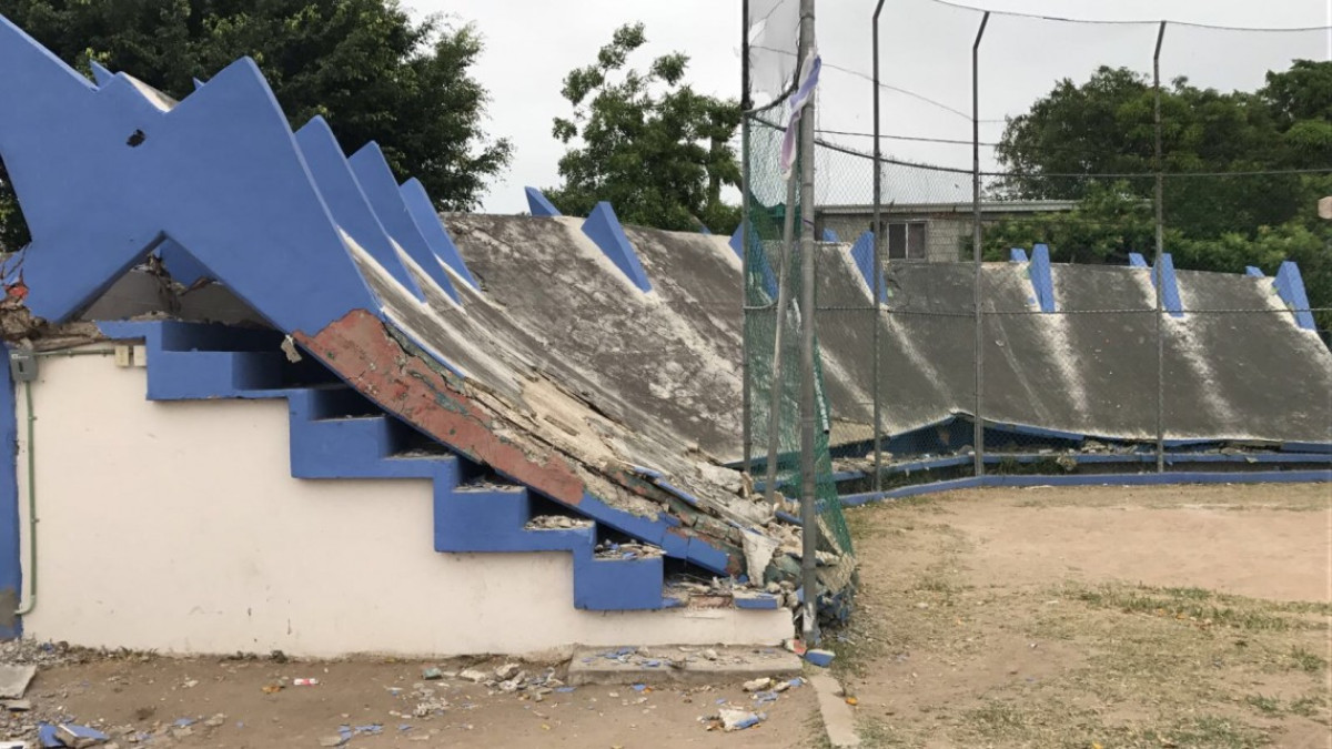 Se desploma techo de gradas en campo Benito Juárez 